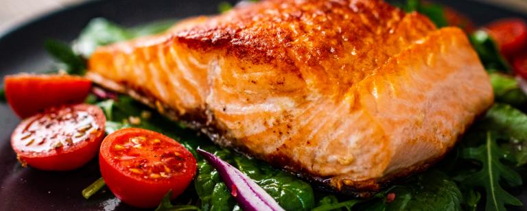 Salmon with spinach and tomato