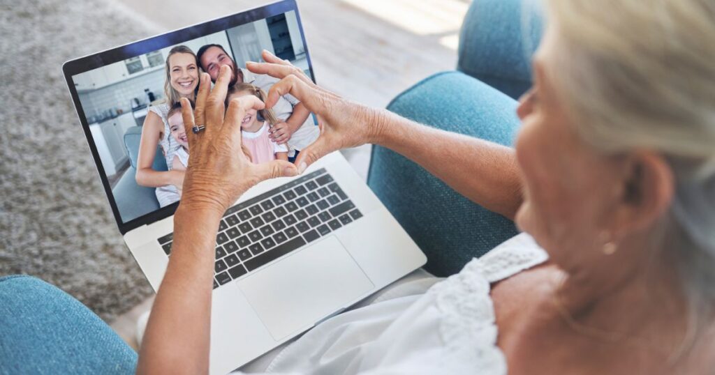 How Families Can Stay Connected with Loved Ones in Assisted Living Communities  